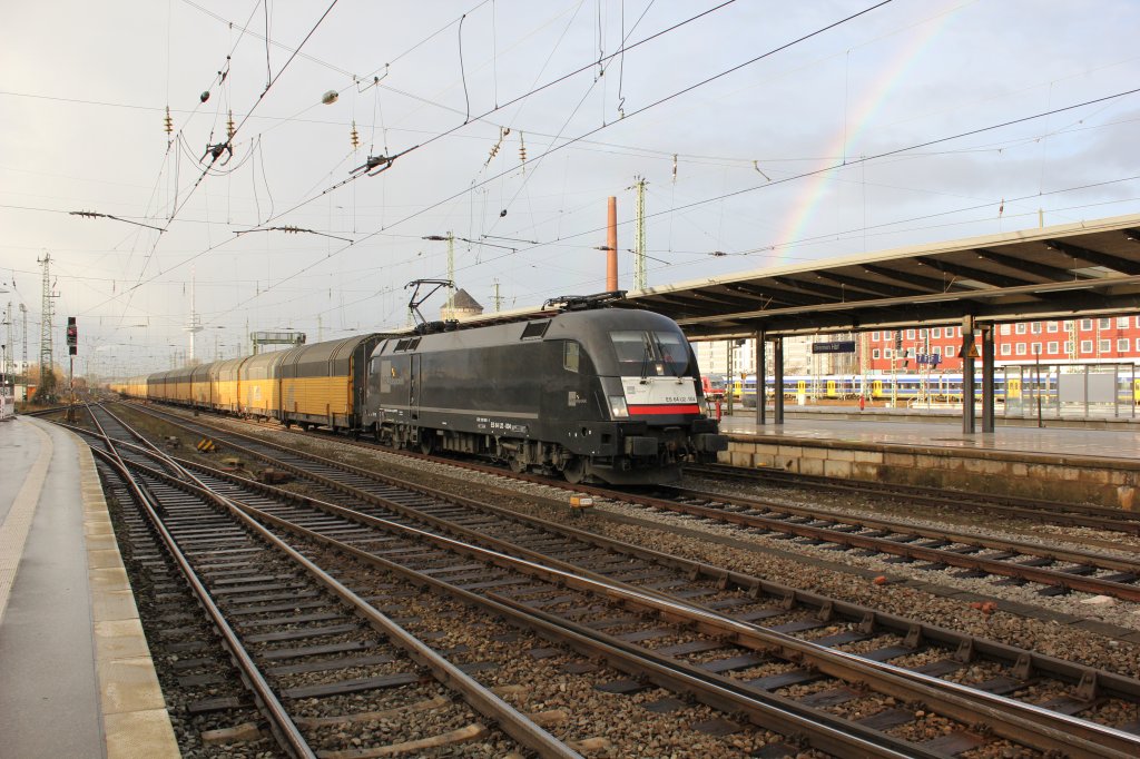 182 504-1 zieht Autotransportwagen durch den Bremer Hauptbahnhof. 07.12.2011.