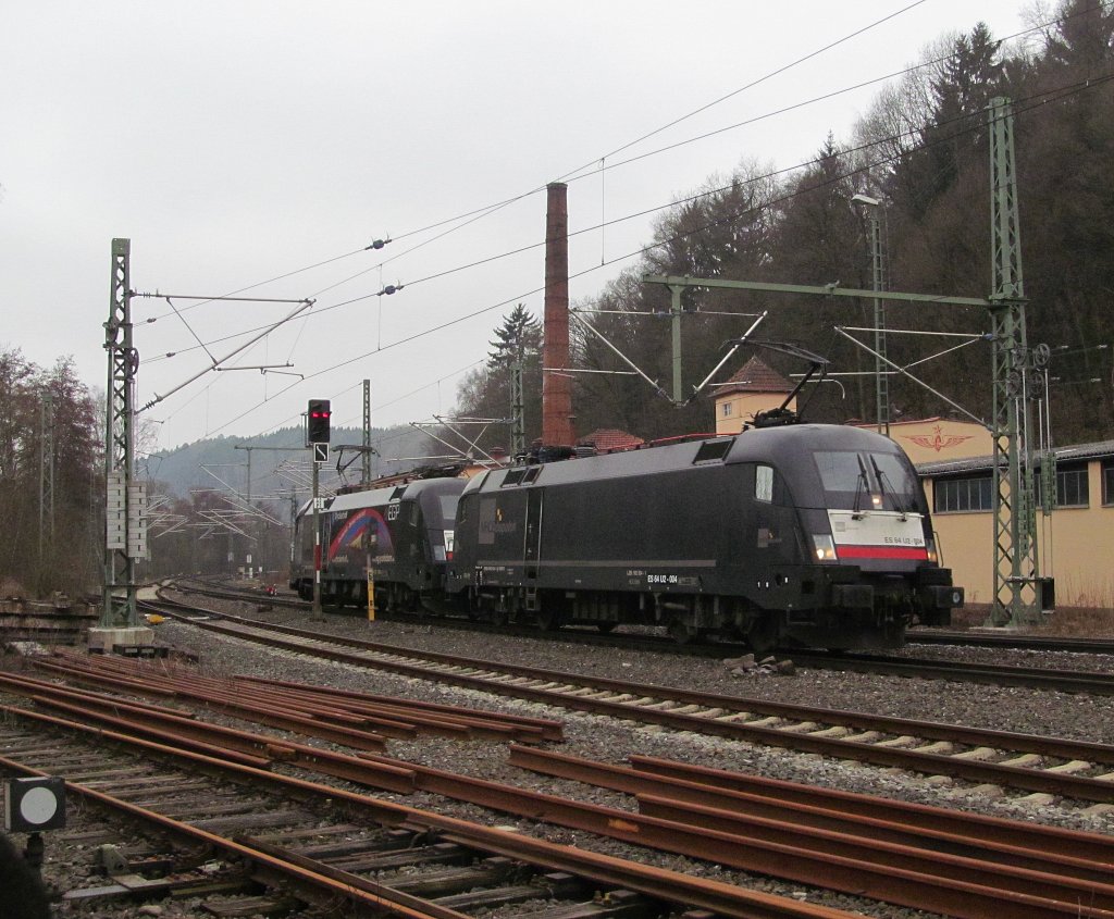 182 504 der MRCE und 182 502 der EGP durchfahren am 05. April 2013 Kronach in Richtung Saalfeld.