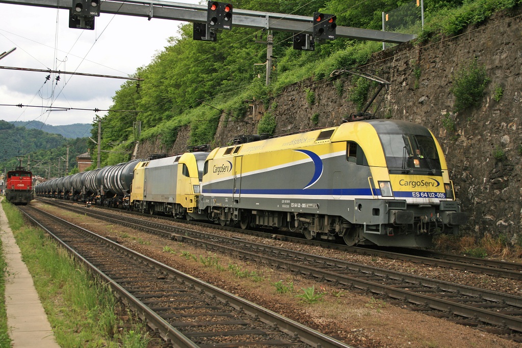 182 505 und 182 517 fahren am 23.05.2008 mit Zug 48431 durch Bruck/Mur.