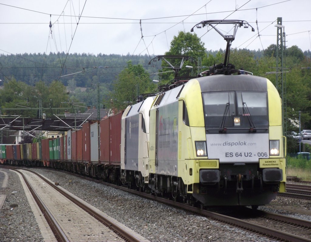 182 506-6 der TX Logistik und ein Taurus der Wiener Lokalbahn ziehen am 9. September 2011 einen langen Containerzug durch Kronach.