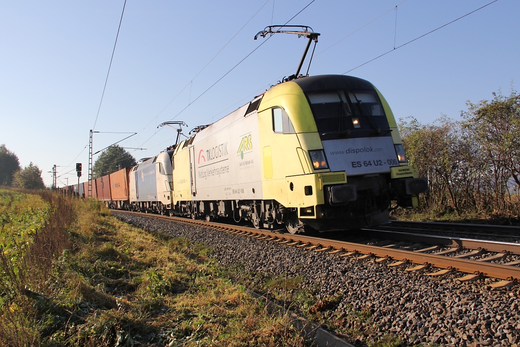 182 506 (ES 64 U2-006) in Doppeltraktion mit einem WLB Taurus und Containerzug in Fahrtrichtung Norden. Aufgenommen am 15.10.2011 bei Hebenshausen.