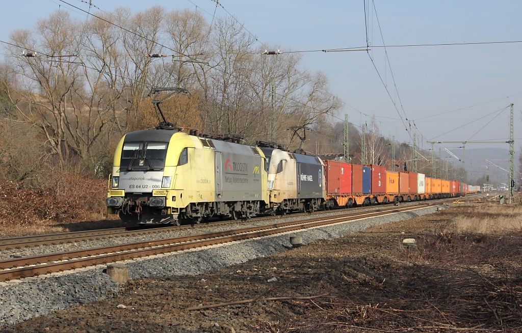 182 506 (ES 64 U2-006) und 182 535 (ES 64 U2-035) waren am 09.03.2012 mit Containerzug in s�dlicher Richtung unterwegs. Aufgenommen am B� Eltmannshausen/Oberhone.