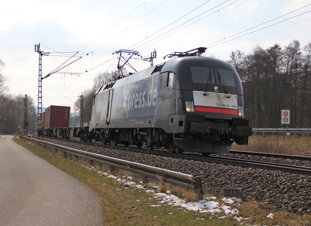 182 508 (ES 64 U2-008) mit neuer BoxXpress-Seitenwerbung und Containerzug in Fahrtrichtung Norden. Aufgenommen am 23.03.2013 in Wehretal-Reichensachsen.