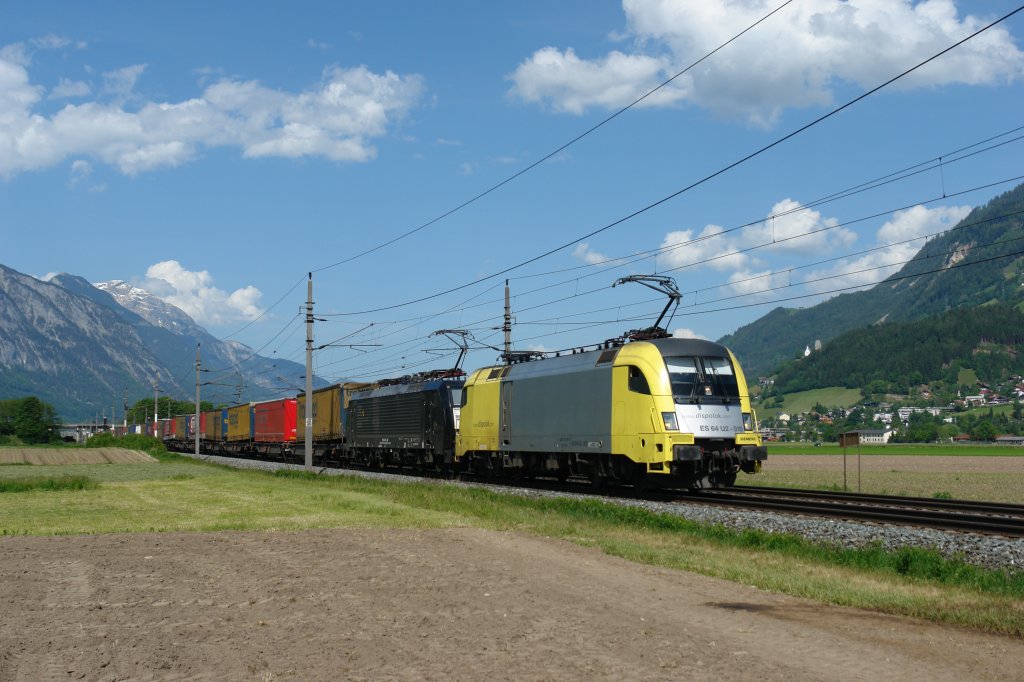 182 510 + 189 287 mit dem Tranped-KLV auf dem Weg nach Italien am 19.05.2012 unterwegs bei Vomp.