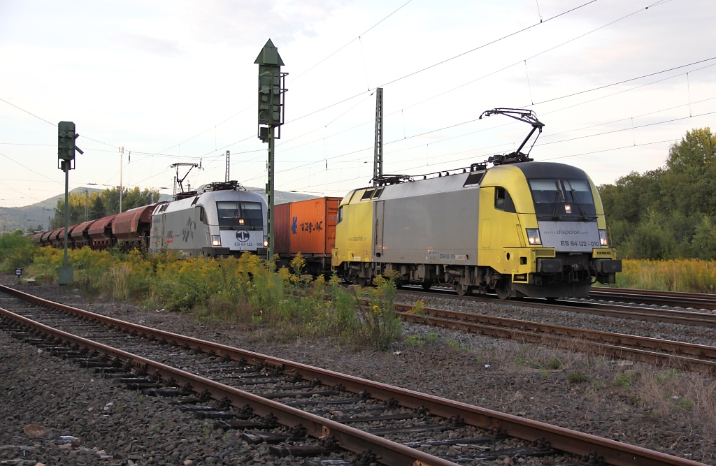 182 510-8 (ES 64 U2-010) berholt mit ihrem Containerzug in Richtung Sden die am Signal wartende 182 600-7 (ES 64 U2-100). Aufgenommen am 29.08.2012 in Eschwege West.