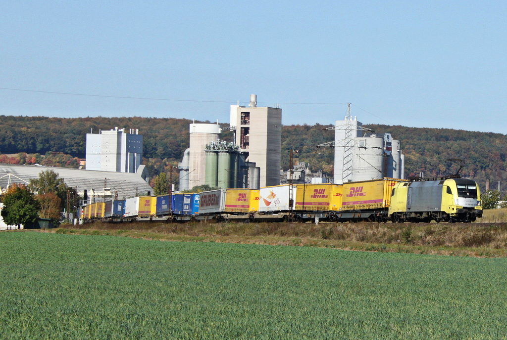 182 510 von TX mit Gterzug am 02.10.11 bei Karlstadt
