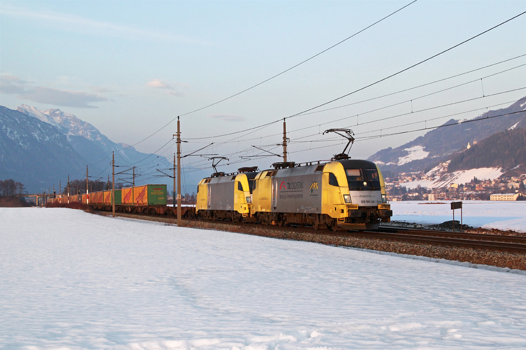 182 511 + 595 mit dem Nothegger KLV am 03.03.2012 bei Schwaz.