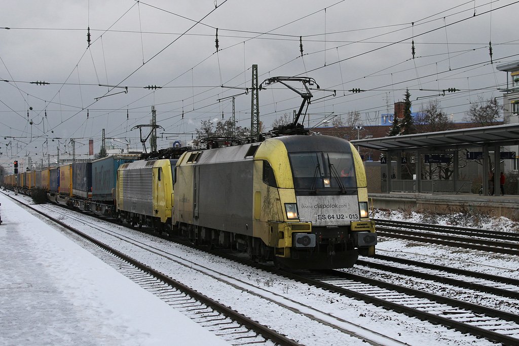 182 513 und 189 926 mit KLV Zug am 13.12.2009 am Heimeranplatz in Mnchen.