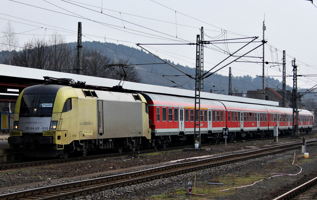 182 513 mit einer RB aus Halle/Saale bei der Ankunft in Eisenach am 07.03.12