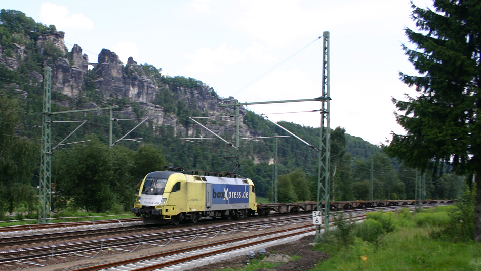 182 515-7 ist mit einem leeren Containerzug in Wehlen Richtung Dresden unterwegs, 05.08.2010