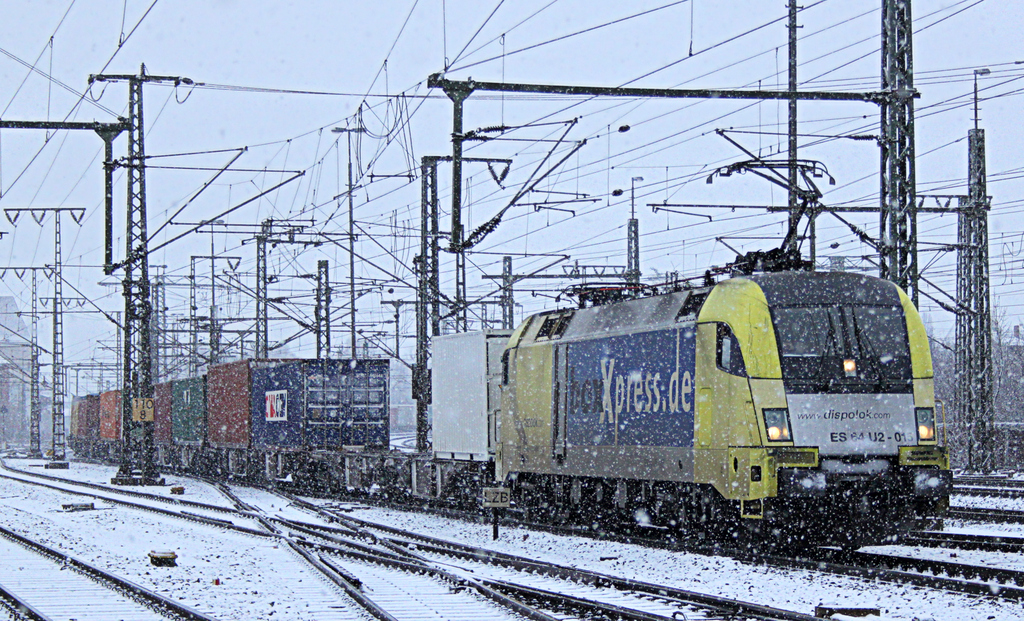 182 515 von boxxpress mit Containerzug am 02.12.12 in Fulda