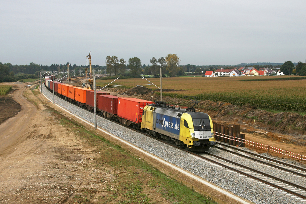 182 515 mit Containerzug am 02.l0.2010 in Hattenhofen.