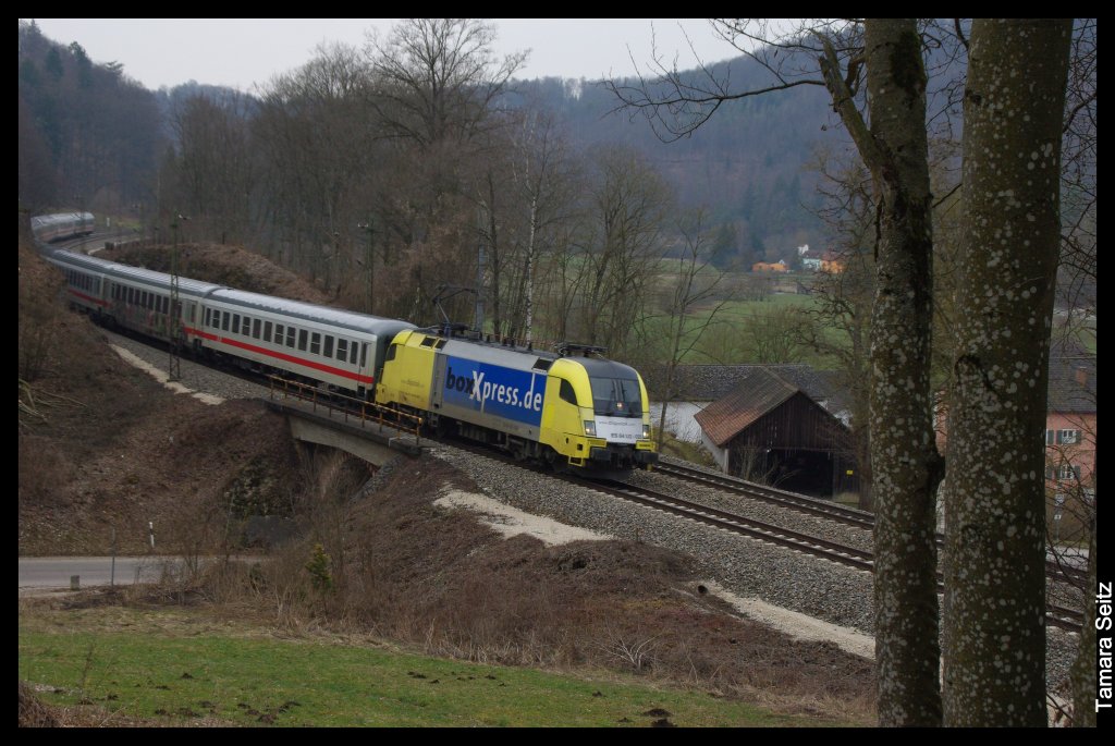 182 515, von MRCE Dispolok fr DB Fernverkehr unterwegs, hat am 23.03. den IC2082  Knigssee  von Berchtesgaden nach Hamburg am Haken und erreicht gleich Treuchtlingen.