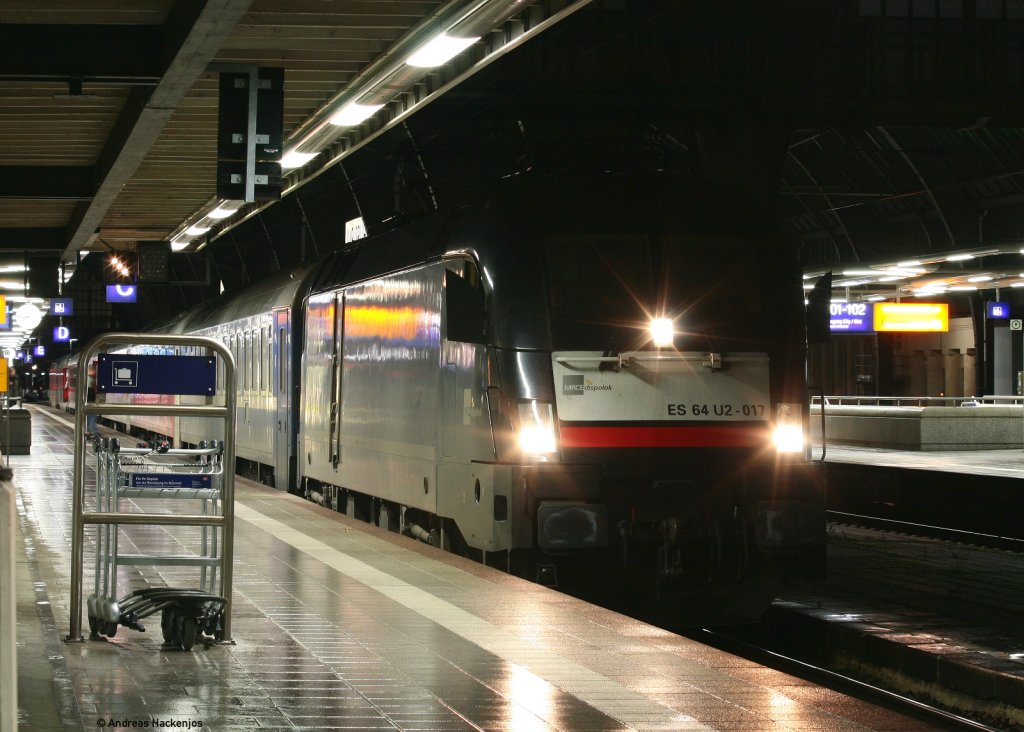 182 517-3 mit dem CNL 472/D 50472 (Basel SBB- Koebenhavn H/Moskva Belorusskaja) beim Halt in Karlsruhe 13.1.11. Leider gestaltet es sich sehr schwer ne schwarze Lok bei Nacht zu fotografieren