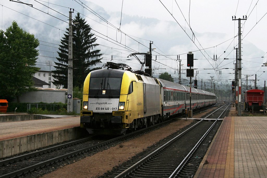 182 517 mit IC 188 am 20.06.2009 in Wrgl Hbf. Damals bespannte mehrere Monate lang samstags 182 517 das Zugpaar 188/83.