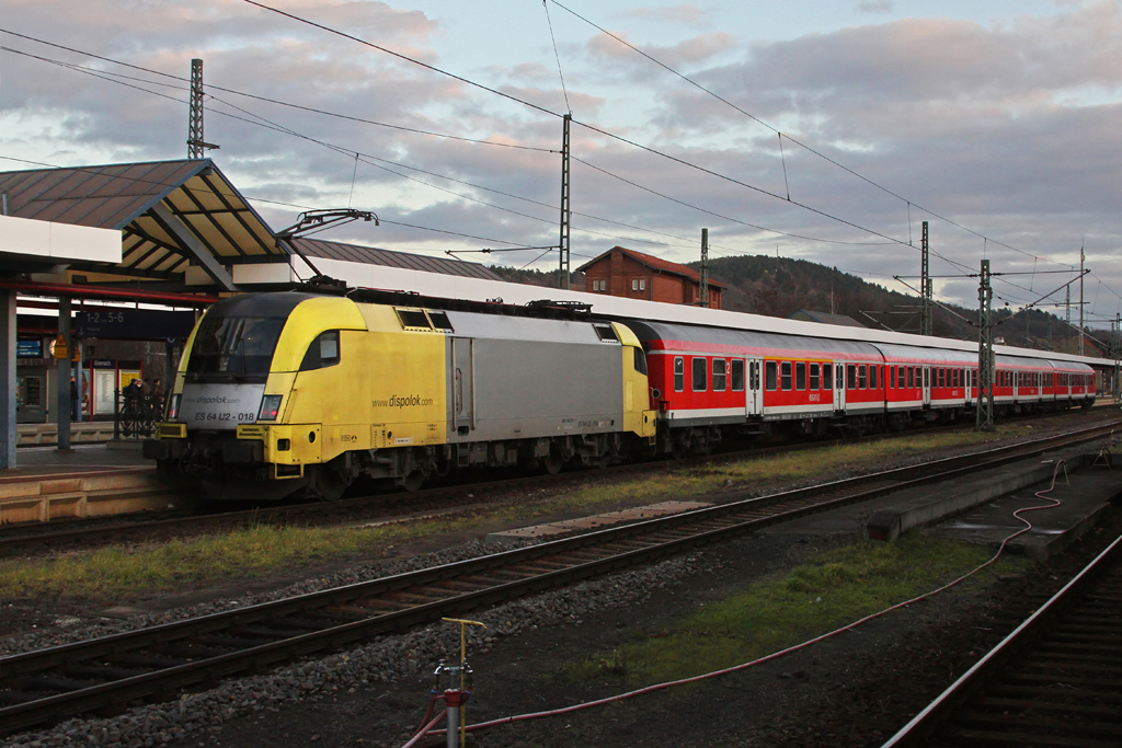 182 518 wartet mit RB 16329 auf die Ausfahrt Richtung Halle im Bahnhof Eisenach. 10.12.2011.