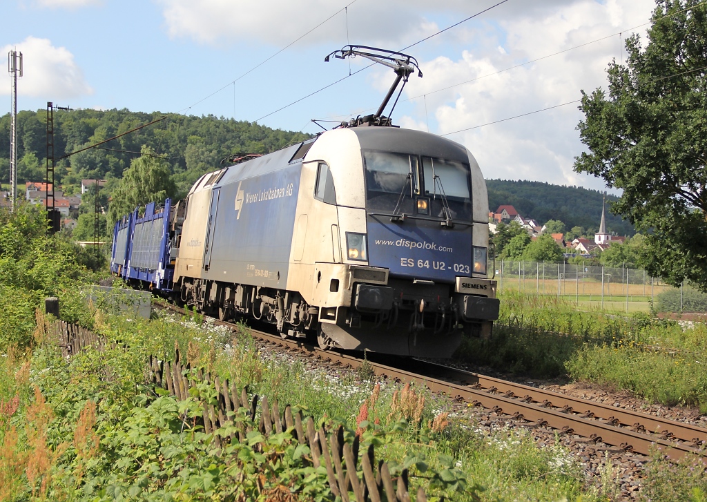 182 523 (ES 64 U2-023) mit Autotransportzug in Fahrtrichtung Norden. Aufgenommen in Wernfeld am 10.07.2012.