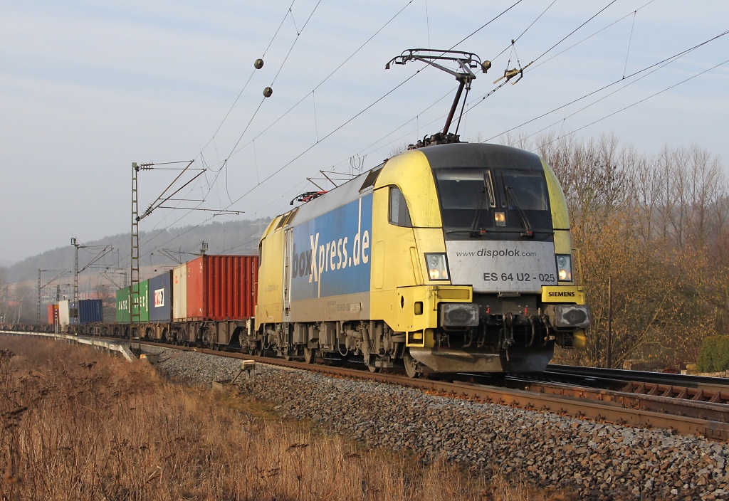 182 525 (ES 64 U2-025) mit Containerzug in Fahrtrichtung Norden. Aufgenommen bei Mecklar am 03.03.2012.