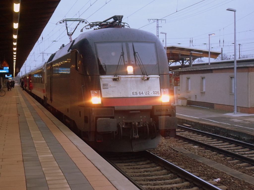 182 526 (ES64 U2 026) am 09.03.2012 mit EC 248 (WAWEL) in Stendal nach Hamburg Altona. 