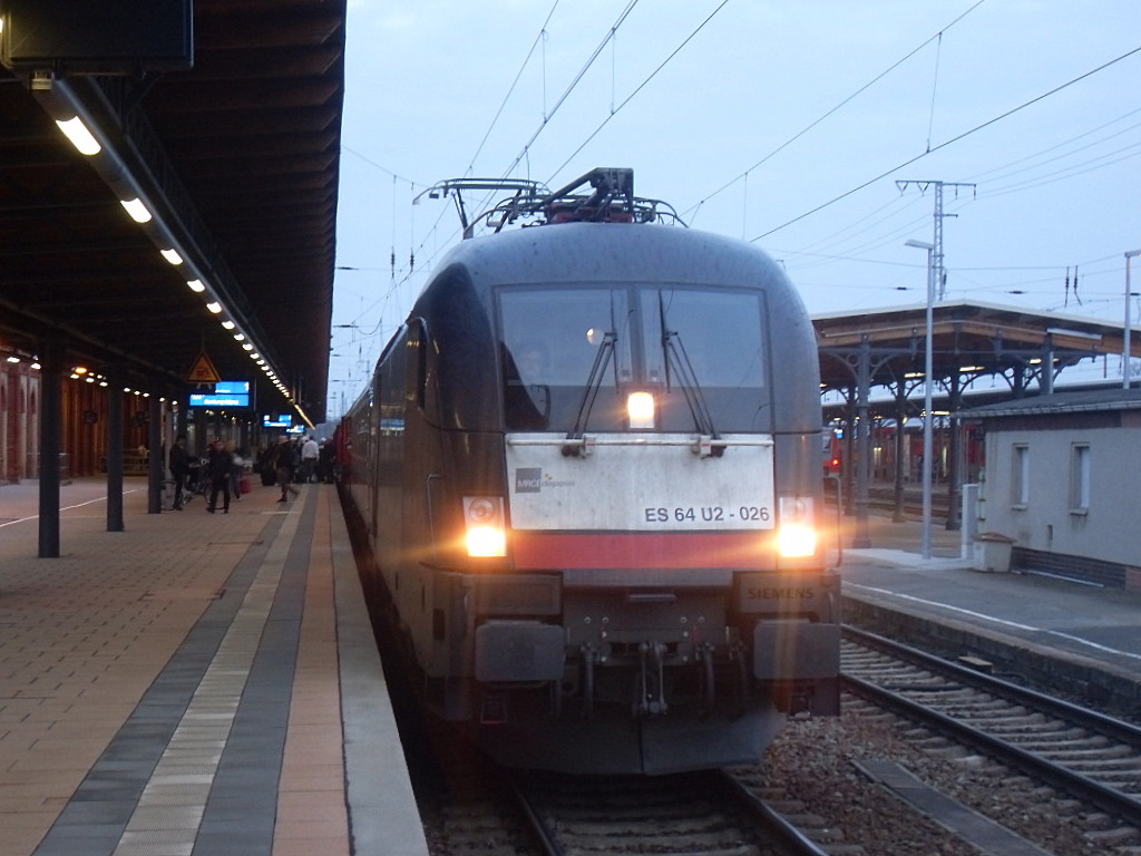 182 526 (ES64 U2 026) am 09.03.2012 mit EC 248 (WAWEL) in Stendal nach Hamburg Altona. 