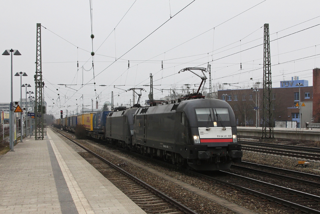 182 528 + 532 mit einem KLV Zug am 20.02.2011 am Heimeranplatz in M�nchen.