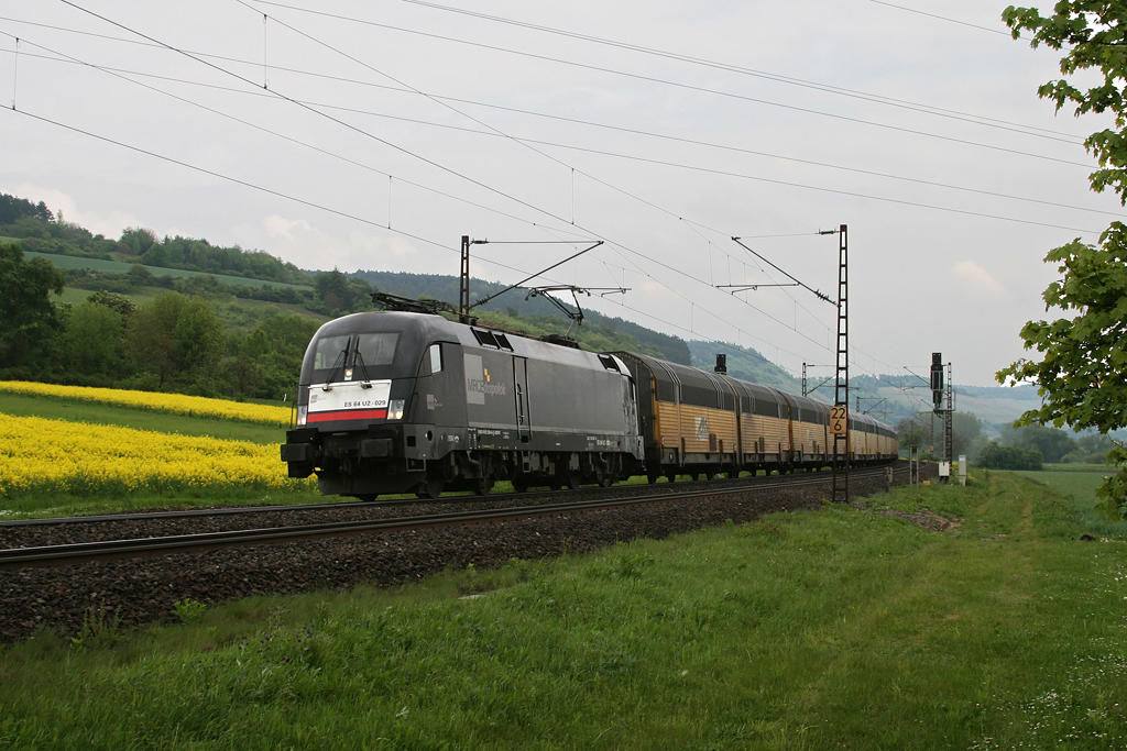 182 529 mit einem Autozug am 08.05.2010 bei Karlstadt im Maintal.