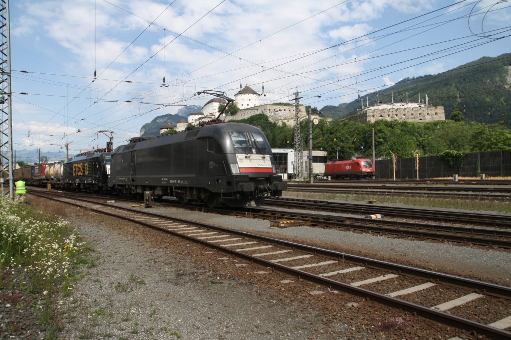 182 533-0 und 189 115-9 ``ETCS`` von MRCE bei der Ausfahrt am 9.7.2011 aus dem Grenzbahnhof Kufstein Richtung Italien.