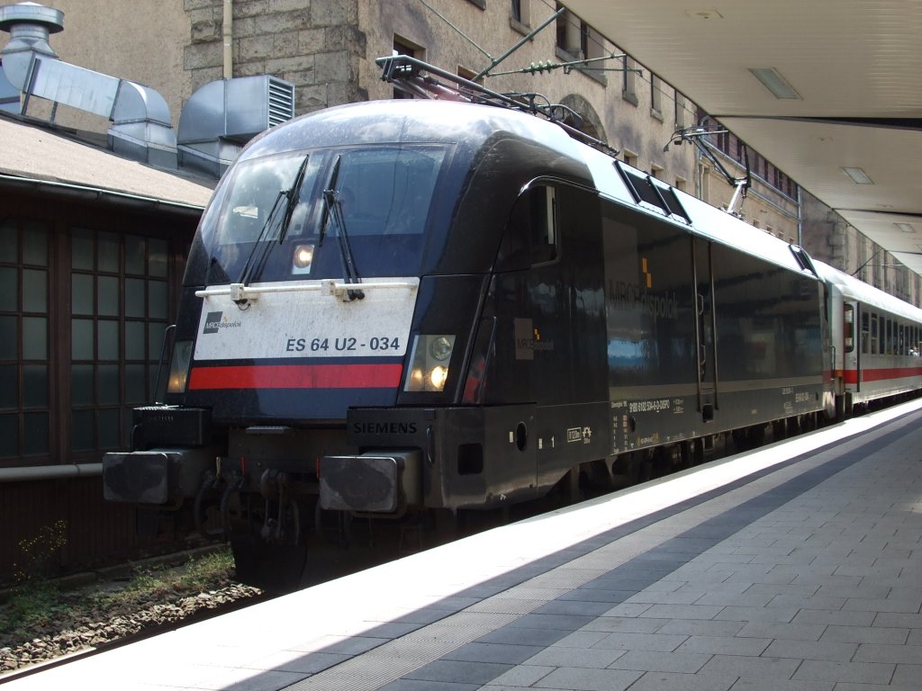 182 534-8 (ES 64 U2-034) mit dem IC 1926 nach Berlin Sdkreuz. Aufgenommen am 12. Juni 2010 in Bielefeld.


