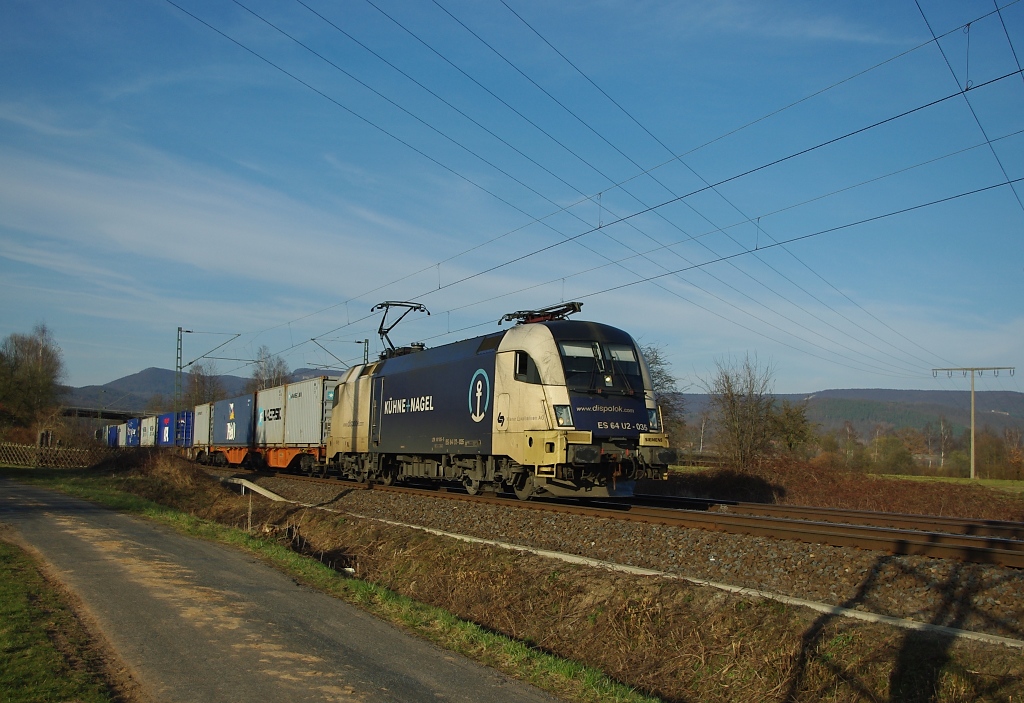 182 535-5 (ES 64 U2-035) mit Containerzug in Fahrtrichtung Sden. Aufgenommen am 23.03.2011.