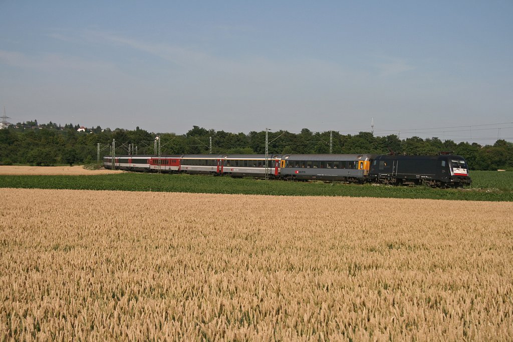 182 536-3 (ES 64 U2-036) mit EC 6 Chur - Hamburg-Altona auf der rechten Rheinstrecke bei Niederwalluf. 28.06.10