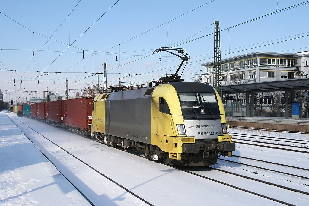 182 537 mit einem Containerzug nach Italien am 31.01.2010 am Heimeranplatz in Mnchen.