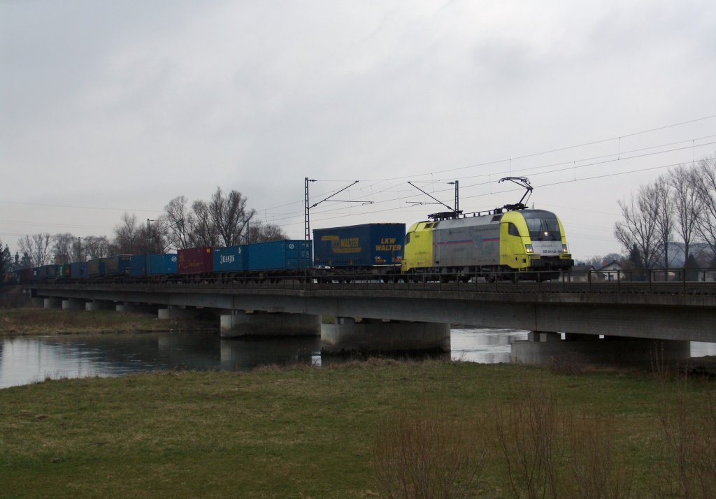 182 560 mit einem Containerzug am 26.03.2008 bei der berquerung der Isar in Plattling.