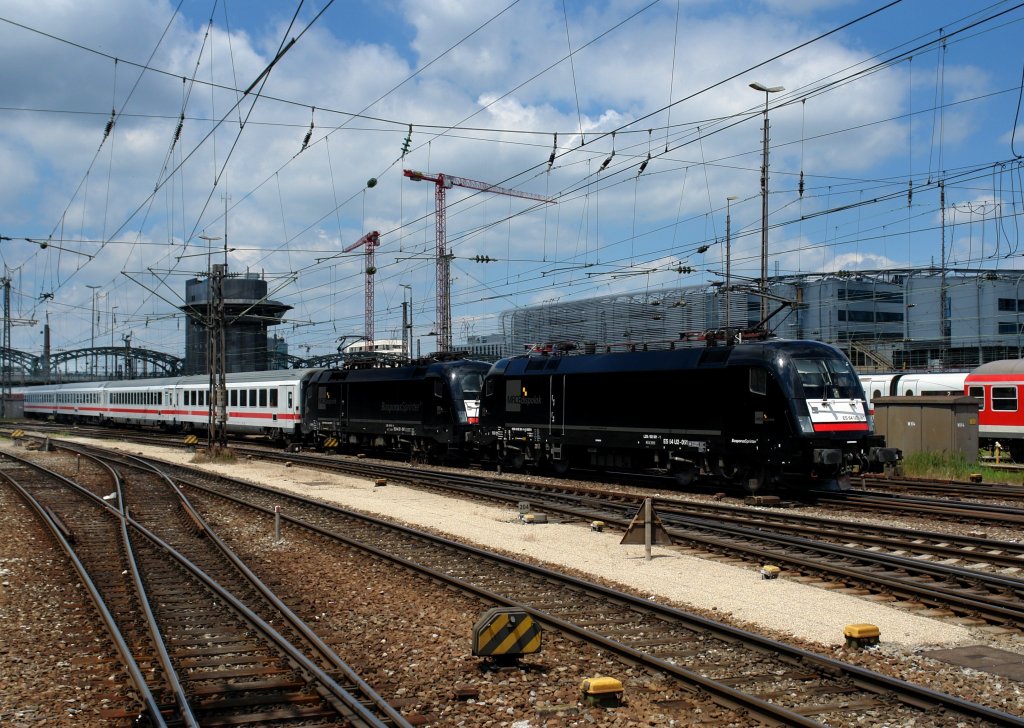 182 561 + 182 567 mit einem IC von Stuttgart am 13.06.2009 am Mnchner Hbf.