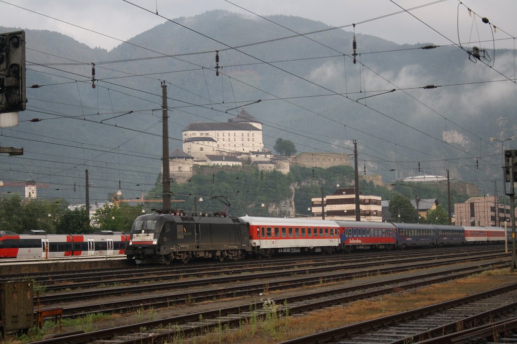 182 561-1 von MRCE durchfhrt am 15.7.2010 vor dem Autoreisezug Innsbruck-Dsseldorf den Bahnhof Kufstein
