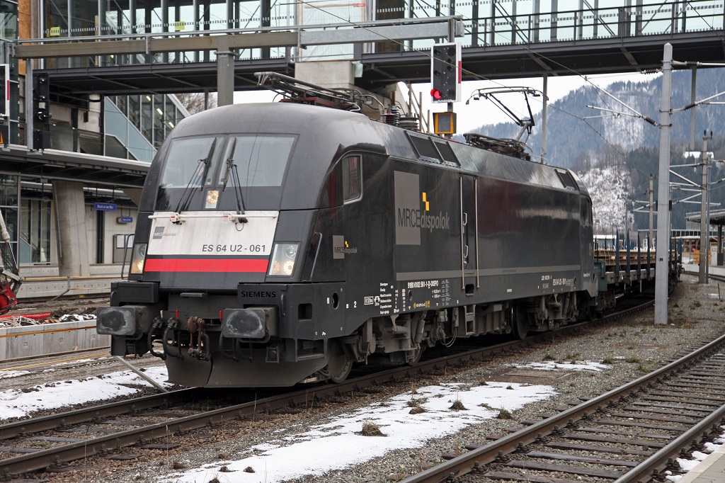 182 561 durchfhrt am 6.02.2013 mit einem Gterzug den Bahnhof Bruck/mur.