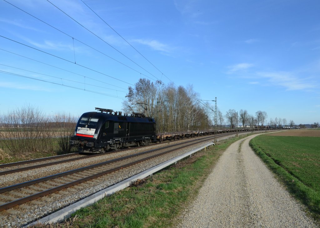 182 561 mit einem Autozug am 14.04.2013 bei Langenisarhofen.