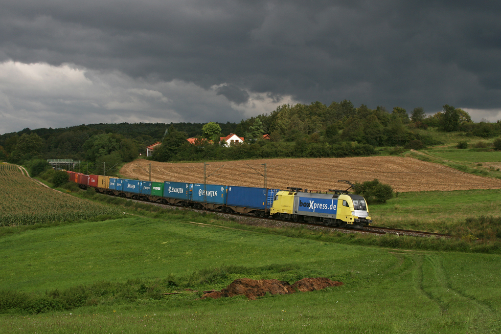 182 562 mit einem Containerzug am 01.09.2010 bei Edlhausen.