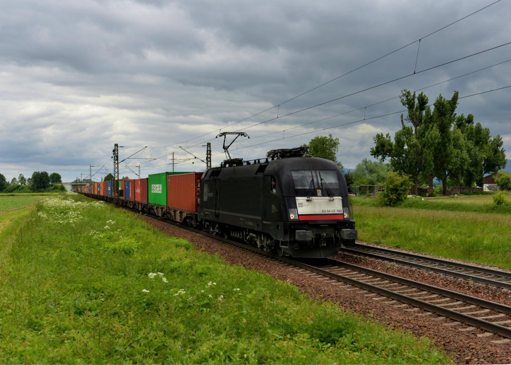 182 562 mit einem Containerzug am 30.05.2013 bei Plattling.