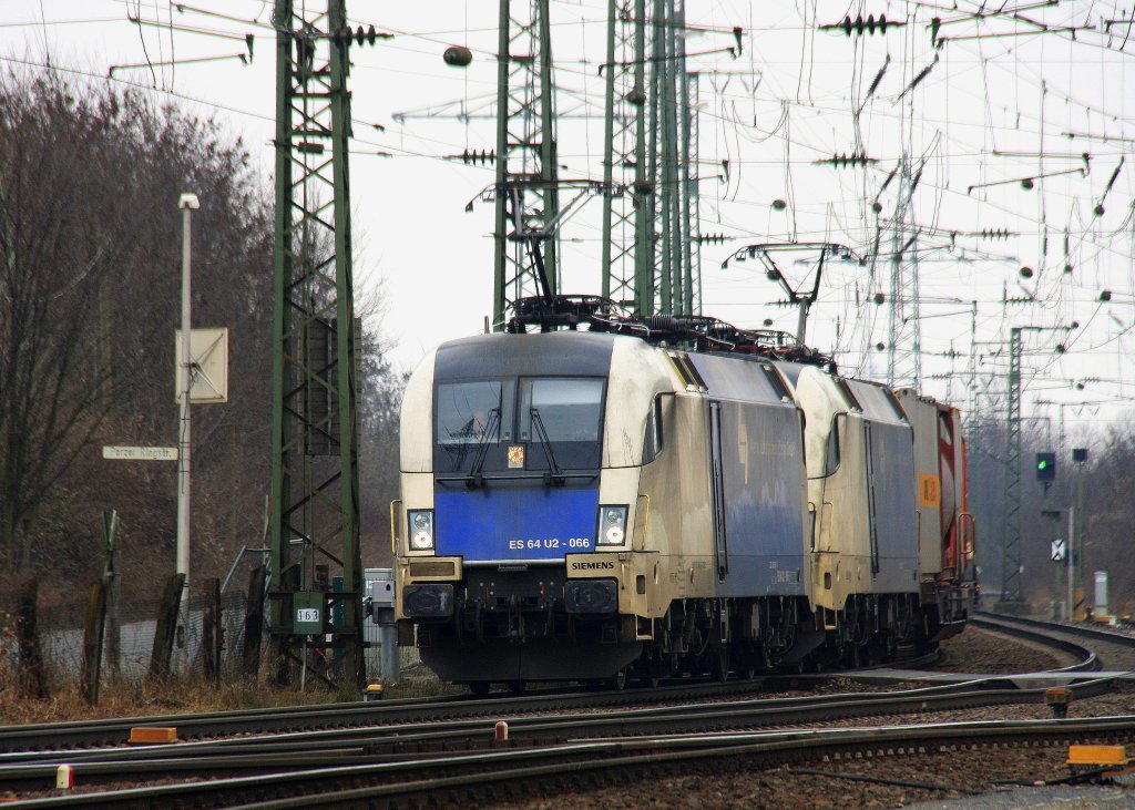 182 566-0 und 182 520-2 beide von der Wiener-Lokalbahn Cargo kommen aus Richtung Koblenz mit einem langen Containerzug aus Sden und fahren durch Kln-Gremberg in Richtung Kln-Kalk am Kalten 3.4.2013.