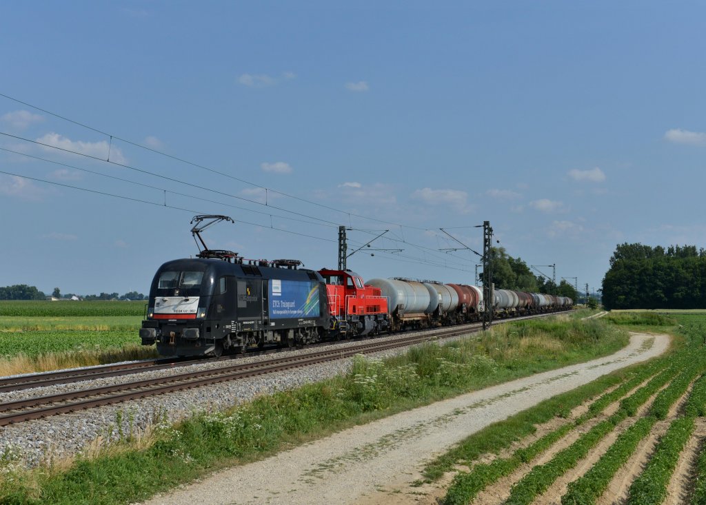 182 567 + 261 006 mit einem Kesselzug am 14.07.2013 bei Langenisarhofen.