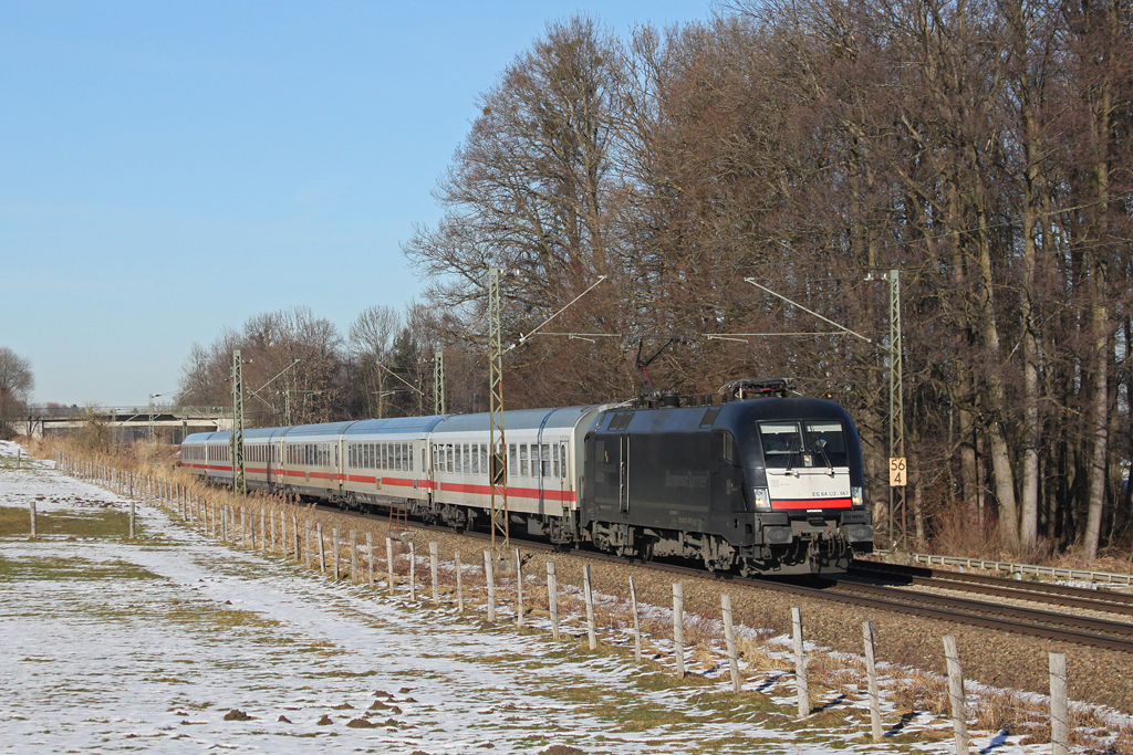 182 567 mit IC 2083 am 06.02.2011 bei Grokarolinenfeld. Seit Fahrplanwechsel wird der IC 2082/2083 „Knigsee“ planmig mit MRCE 182 gefahren.