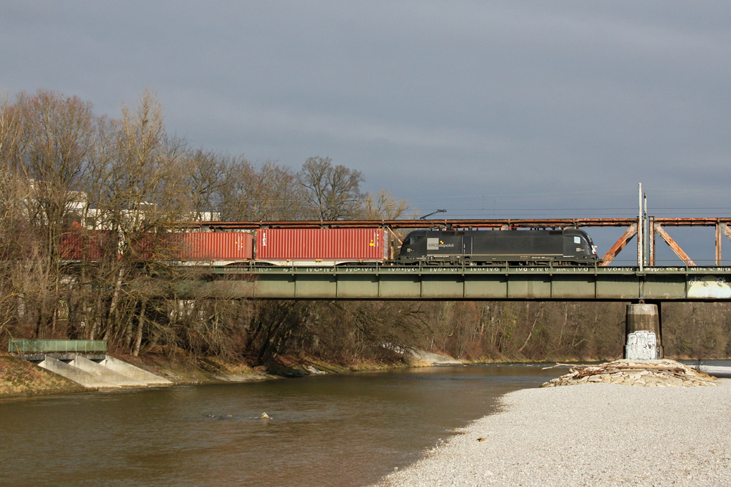 182 569 von BoxXpress berquert mit einem Containerzug am 11.01.2012 die Isar in Mnchen.