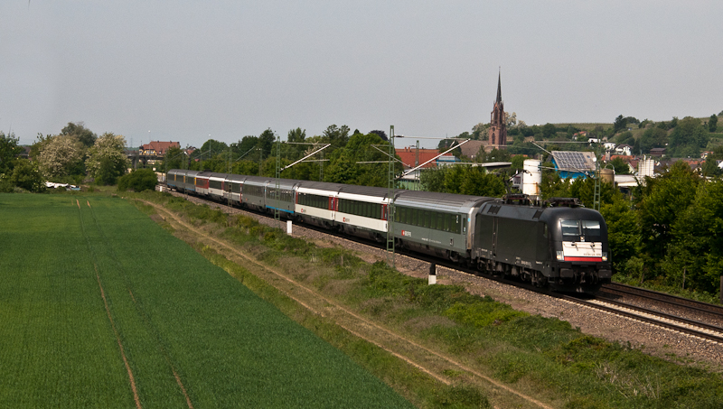 182 570-2 mit EC7 (Hamburg Altona-Chur) am 7. Mai 2011 bei Teningen.
