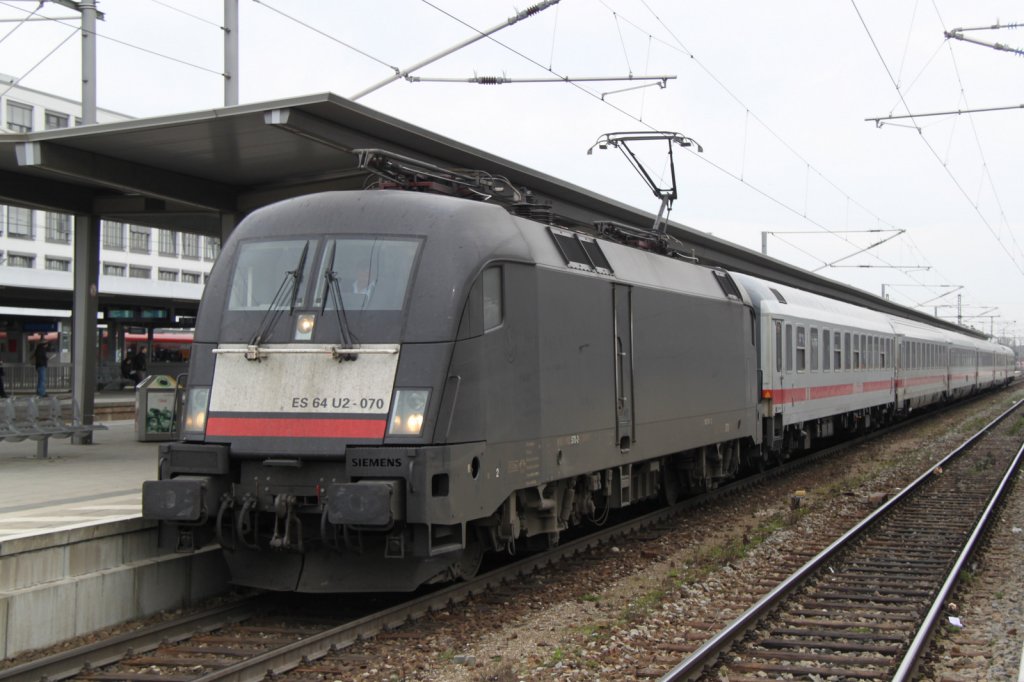 182 570-2 mit IC 2082 von Berchtesgaden Hbf nach Hamburg-Altona kurz nach der Ankunft in Mnchen Ost.29.03.2012 