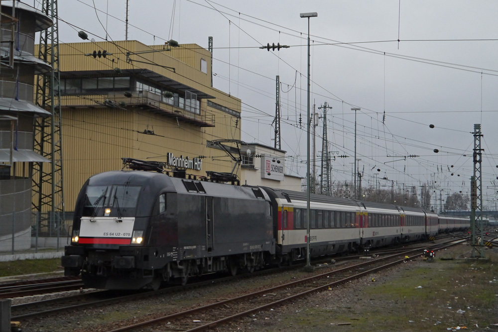182 570-2 zieht den EC 6 durch Mannheim. (20.02.2013)