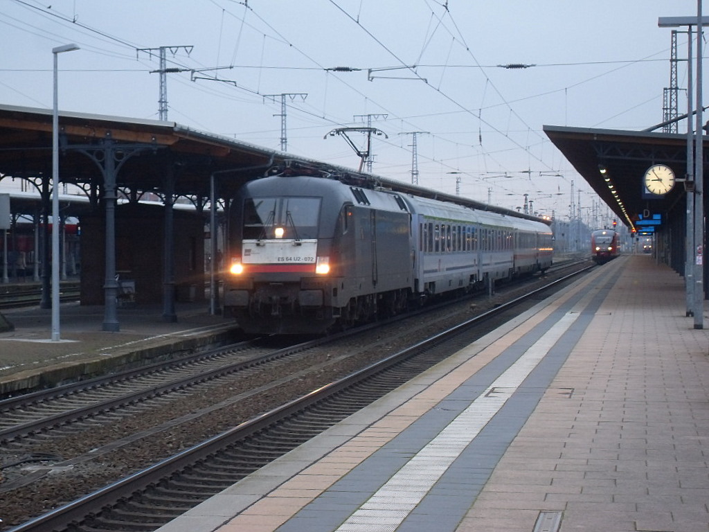 182 572-8 (ES64U2-072) am 16.01.2012 mit EC 249 (WAWEL) in Stendal nach Krakow Glowny.
