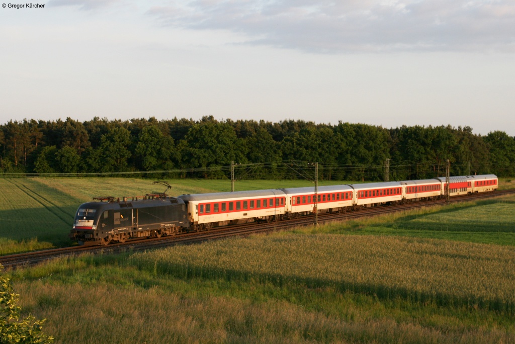 182 572 mit dem CNL 472 Basel-Kopenhagen im letzten Abendlicht bei Graben-Neudorf. Aufgenommen am 04.06.2013. Der Kurswagen nach Moskau, der sich normalerweise hinter der Lok befindet, fiel an diesem Tag aus.