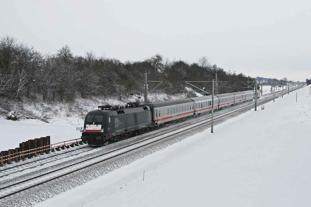 182 572 mit dem IC 2082 „Knigsee“ am 18.12.2010 bei Hattenhofen.