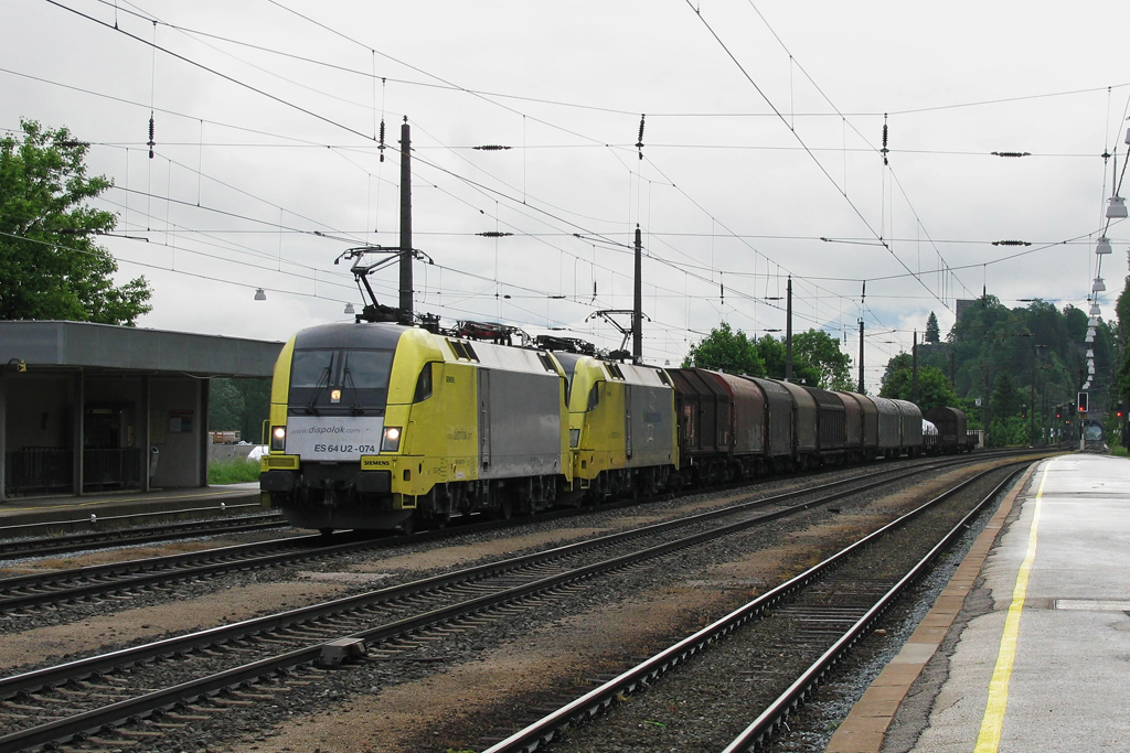 182 574 und 182 537 im Einsatz fr Lokomotion mit einem Stahlzug am 23.05.2008 in Brixlegg. Seit zwei Jahren hat Lokomotion leider keine 182 mehr im Einsatz. Die beiden hier zusehenden sind mittlerweile schwarz und fahren fr die DB bzw. fr TX Logistik.