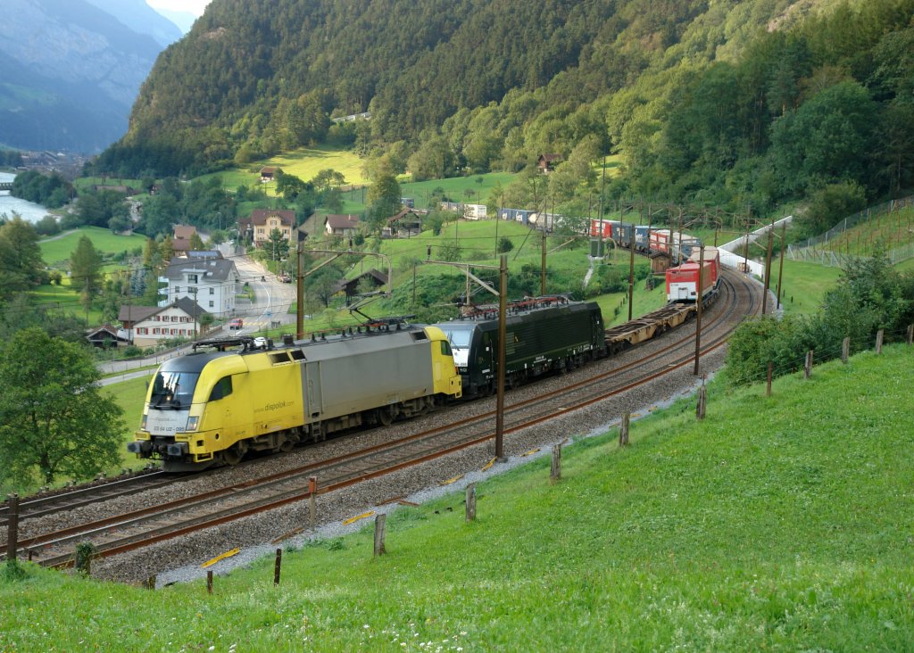 182 595 + 189 998 mit einem KLV am 27.08.2009 unterwegs zwischen Erstefeld und Amsteg-Silenen.
